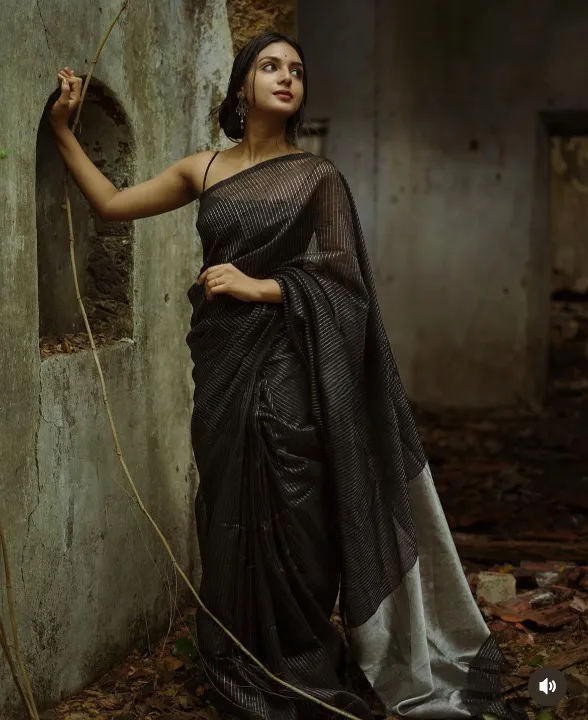 A glam Black Soft Silk Saree With Phenomenal Blouse Piece