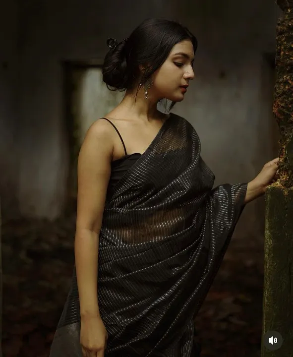 A glam Black Soft Silk Saree With Phenomenal Blouse Piece